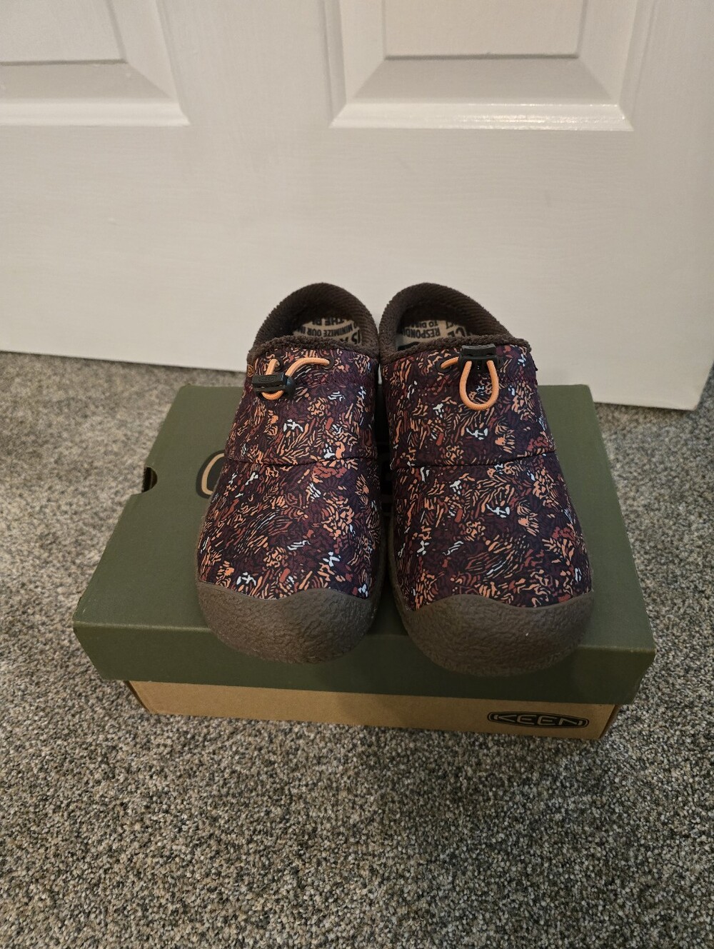 BRAND NEW KEEN SLIDES 8.5